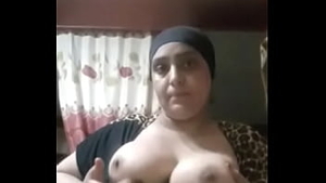 An Egyptian woman is playing with her tits and it is very hot Thumb